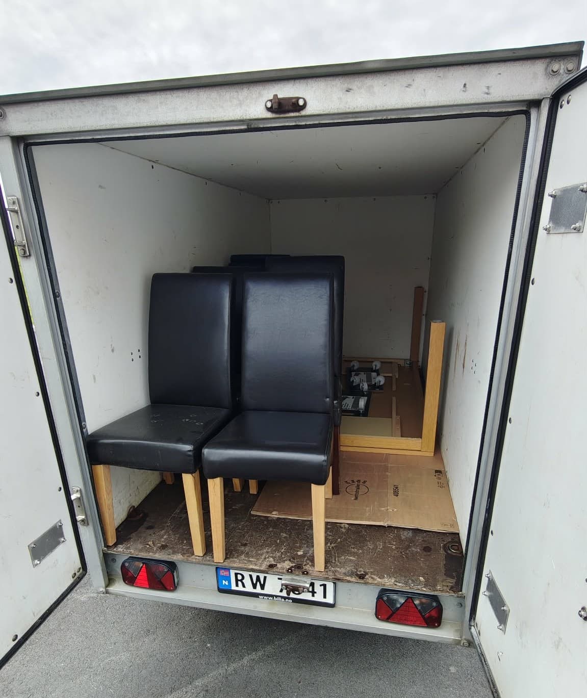 Møbler lastet og sikret i tilhengeren, klar for transport